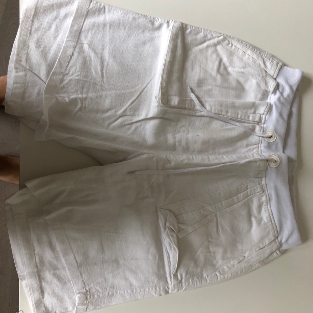 Men’s L White linen shorts w stretch waist band